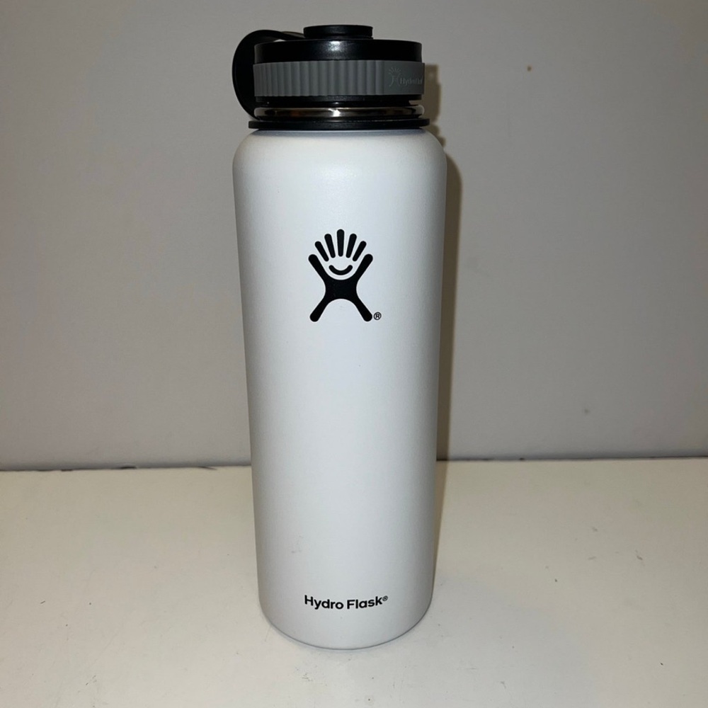 White hydro flask wide mouth with connecting lid